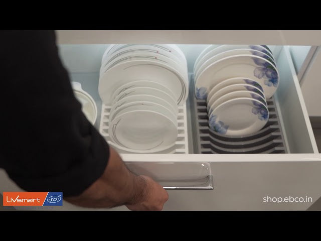 Well-designed dish holder for stacking plates of different diameter