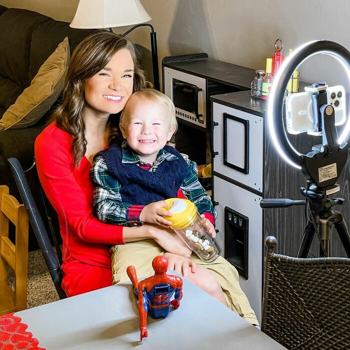 This News Anchor Mom Goes Viral Online With 31.6M Views After Reporting On Her 2 Y.O. Toddler’s Tantrum, Making It Comedic Gold